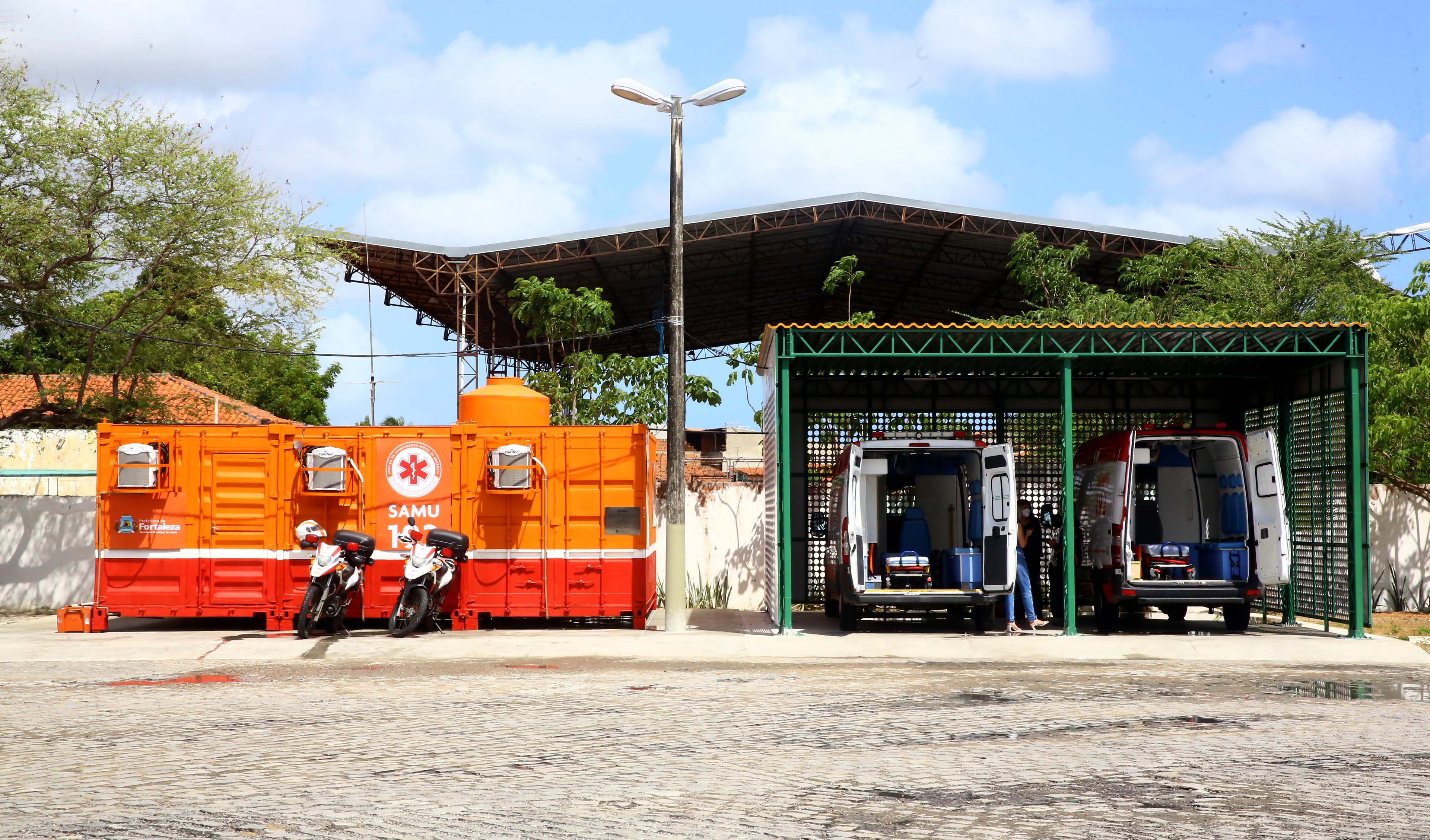 a foto mostra duas ambulâncias e um container da base descentralizada do Samu